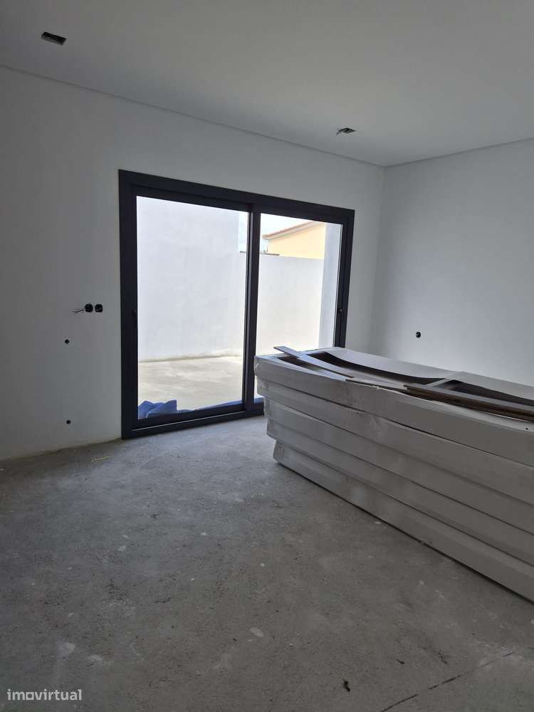 Moradia T3, térrea, geminada com garagem e jardim. Fração "B"-8