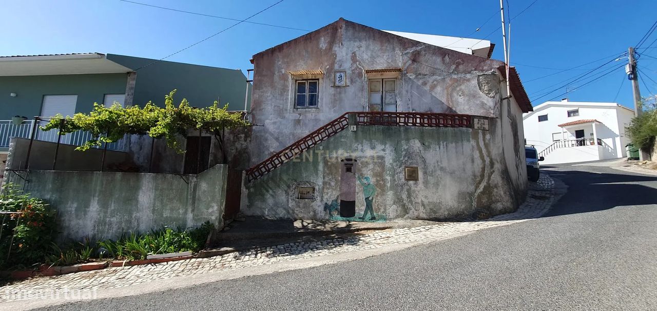 Moradia para restauro no Centro da Vestiaria - Alcobaça - Grande imagem: 1/4