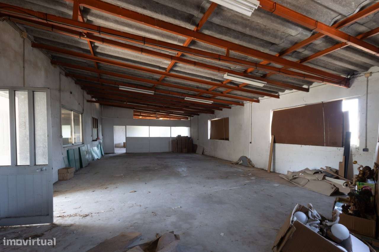 Armazéns com uma área de 5.270m2, em terreno com 14.000m2.-9