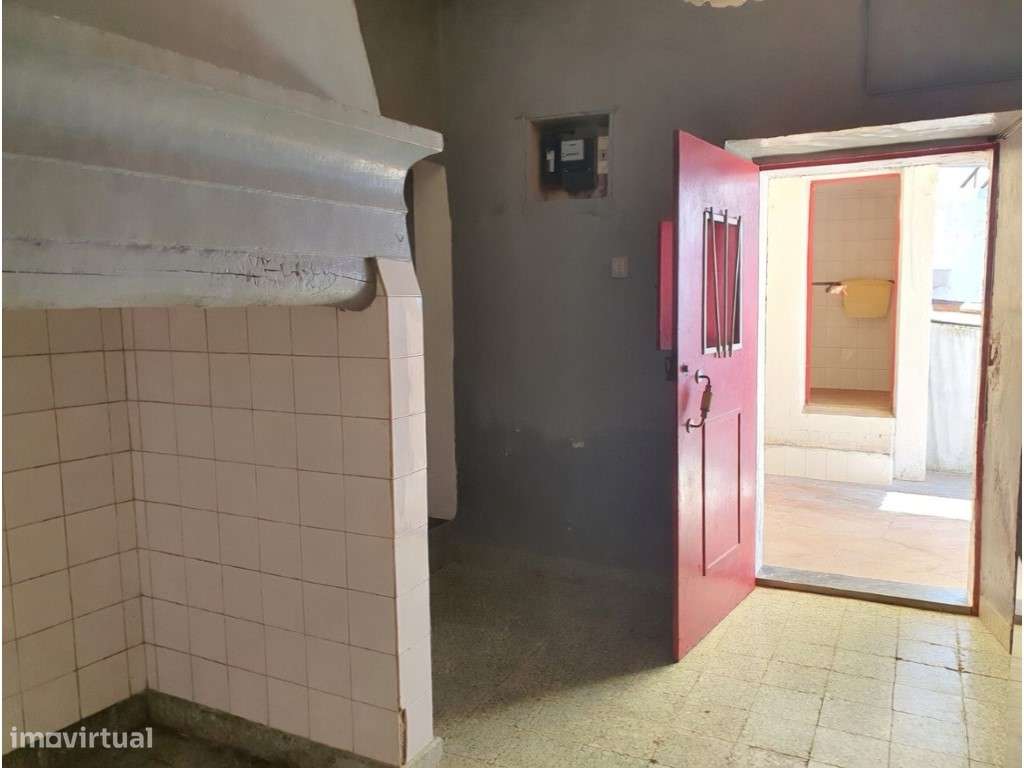 Oportunidade de Reabilitação - Moradia T2 com Quintal em Terrugem (...-4