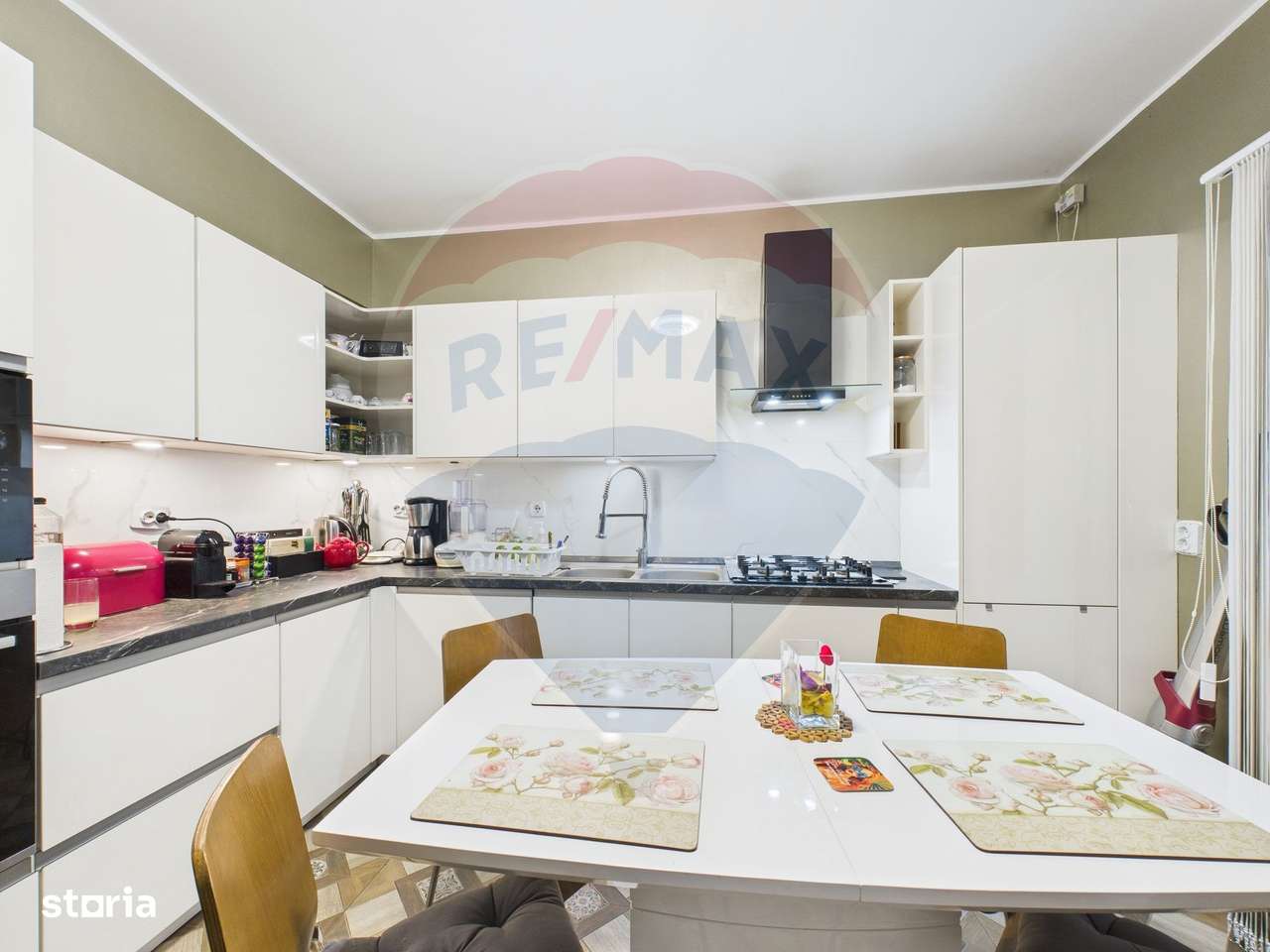 Casă / Vilă cu 5 camere de vânzare în zona Central-5