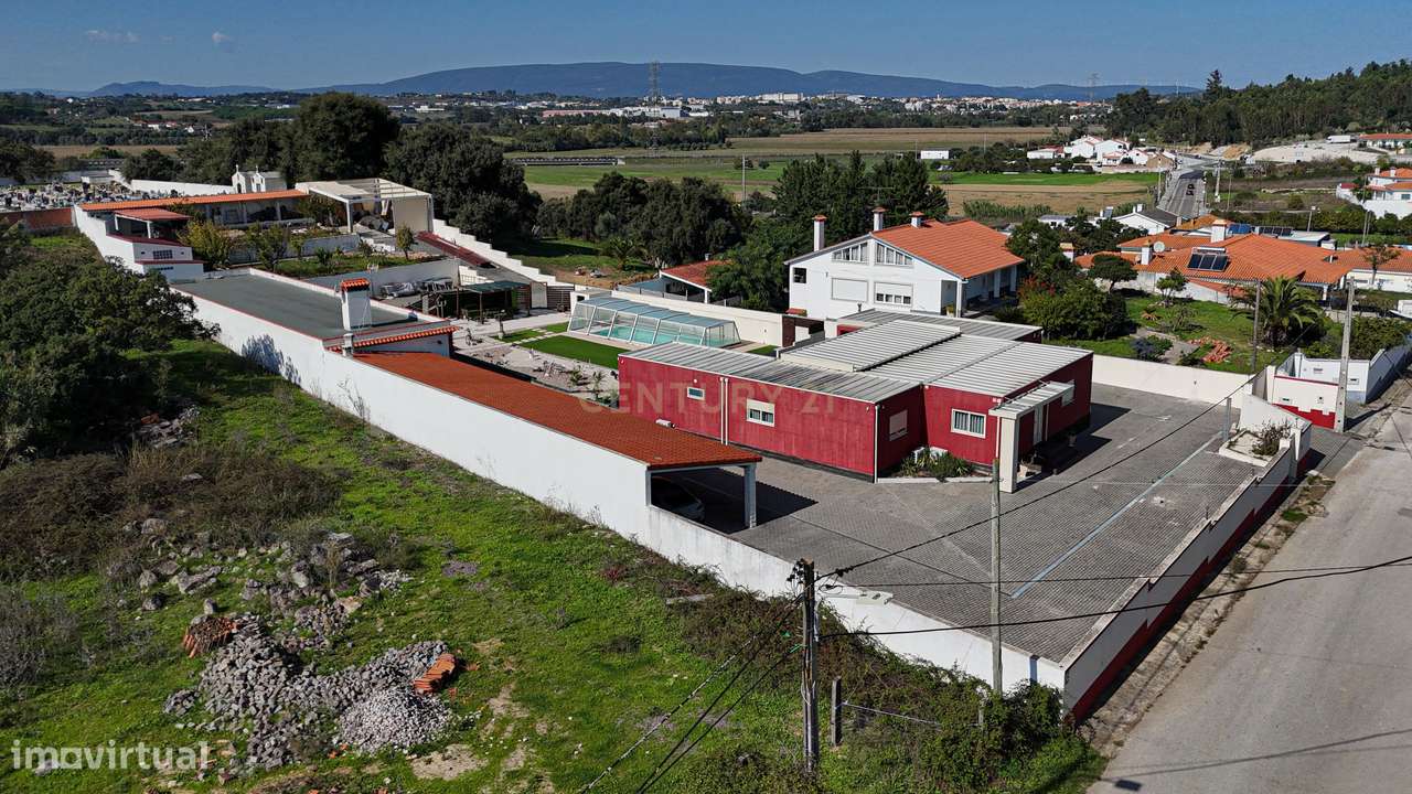 Moradia Independente com Piscina aquecida, Anexos e 3 BOXs (Riachos) - Grande imagem: 1/60