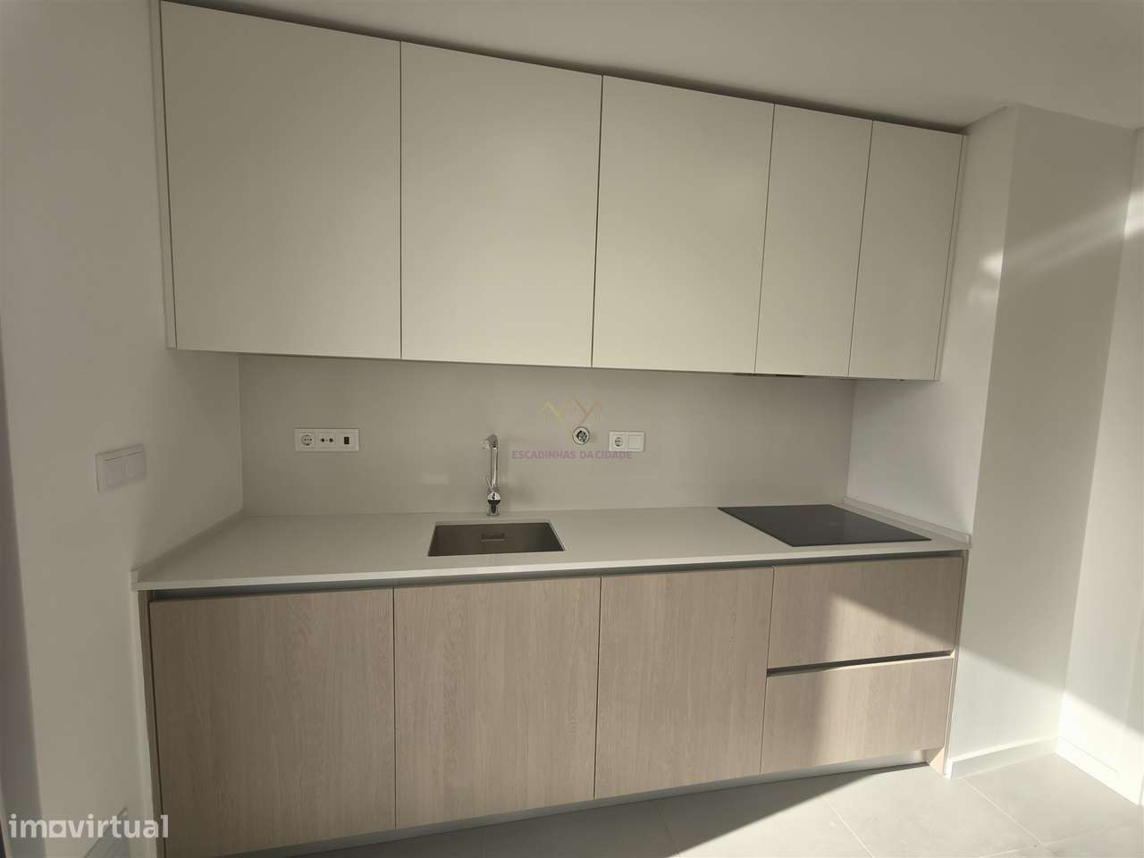 Elegância e Conforto em Carnaxide: T2 com Varandas, 2 Lugares de Garag-13