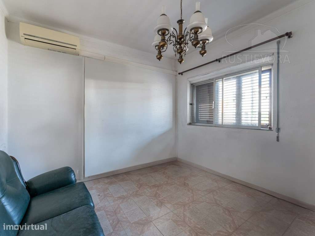 Moradia Unifamiliar de rés-do-chão e sótão, T3 com terraço e 2 quin...-5