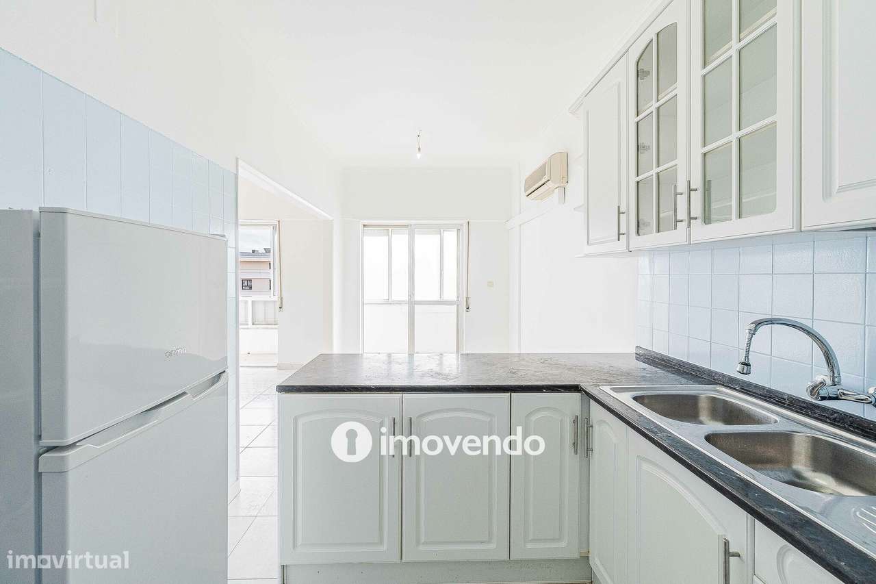 Apartamento T2 com áreas amplas, em Odivelas-5