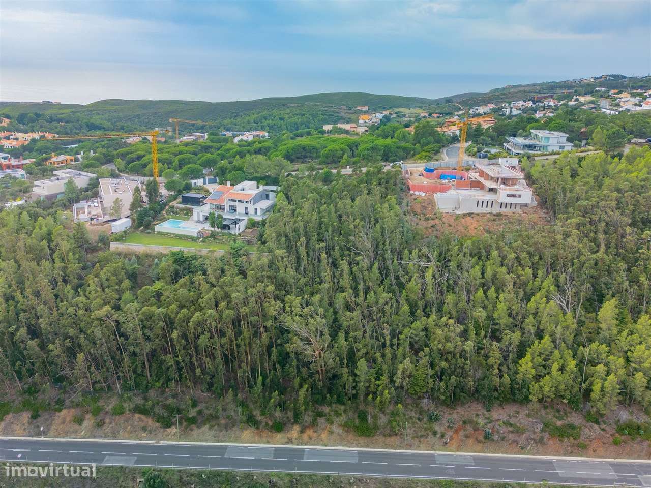 Terreno com uma área total de 4.240 m² para construção de moradia. - Grande imagem: 5/16