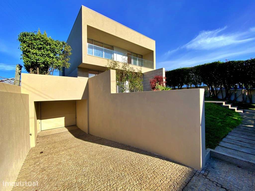 Moradia com elevador no centro da Trofa-32