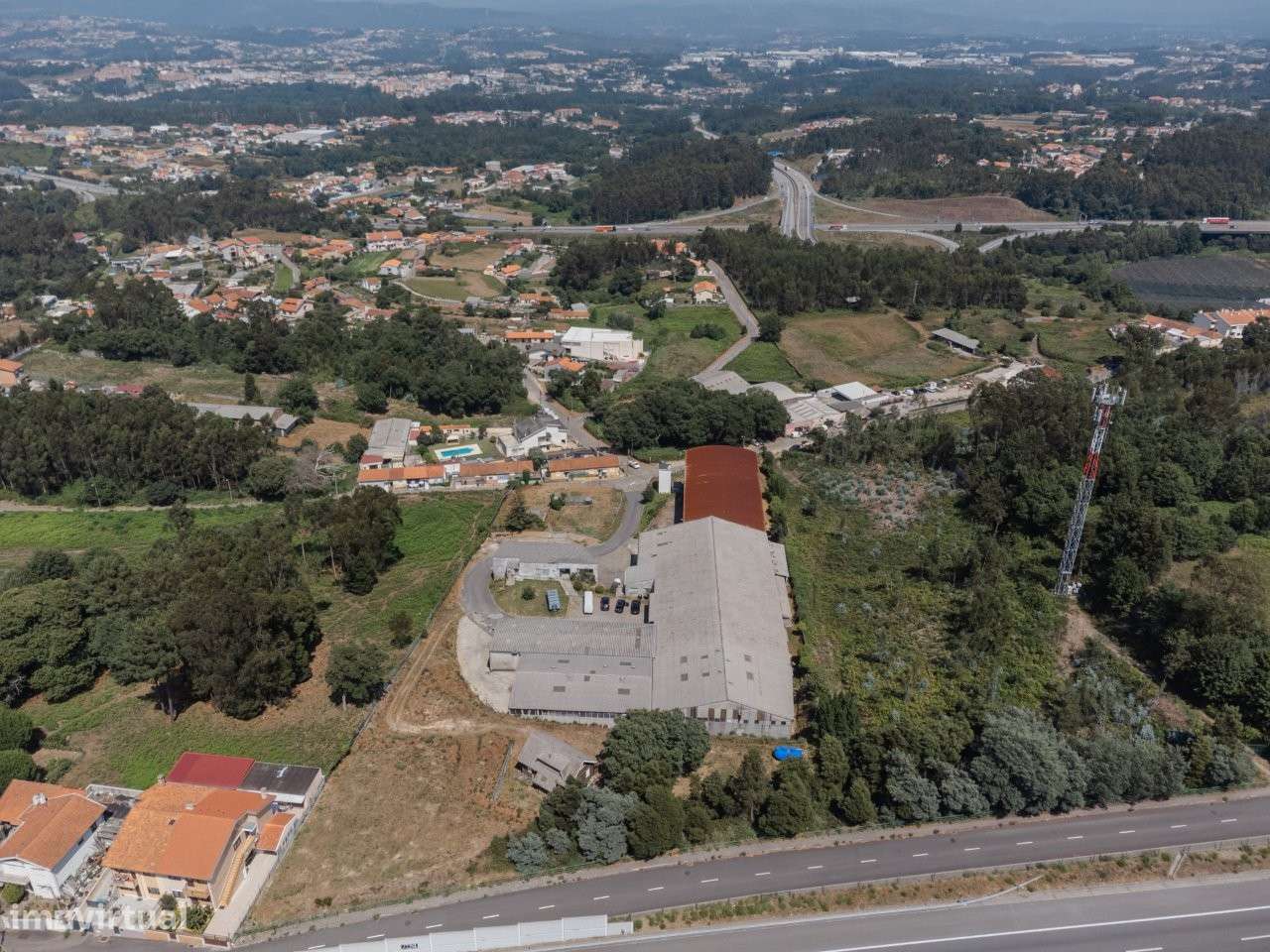 Armazéns com uma área de 5.270m2, em terreno com 14.000m2.-28