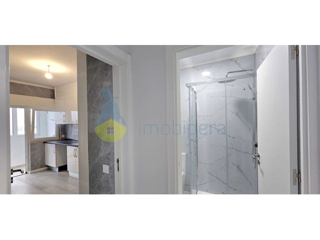 Quarteira, Apartamento T2 com vista mar, num 4º andar, totalmente r... - Grande imagem: 4/27