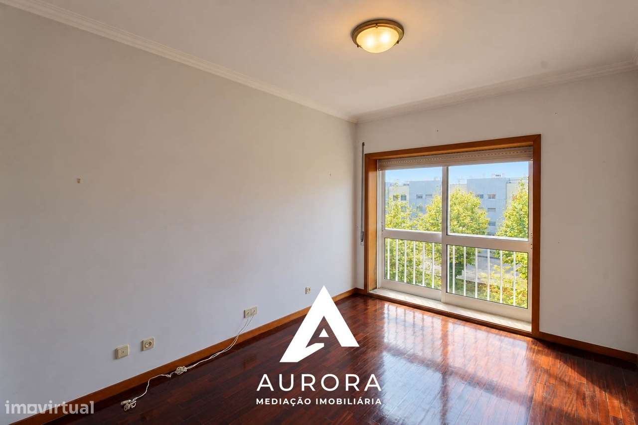 Apartamento T3 com 2 lugares de garagem e sótão-1