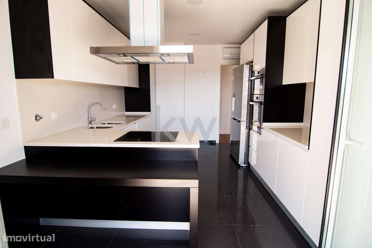 Oportunidade nas Colinas: T3 com Estilo, Luz Natural e Estacionamento-9