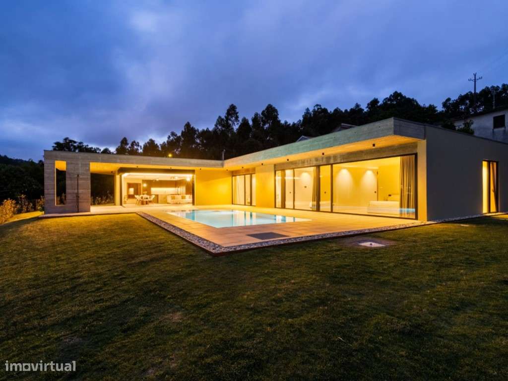 Moradia Térrea com Piscina Infinita e Vista Panorâmica sobre o Vale-16