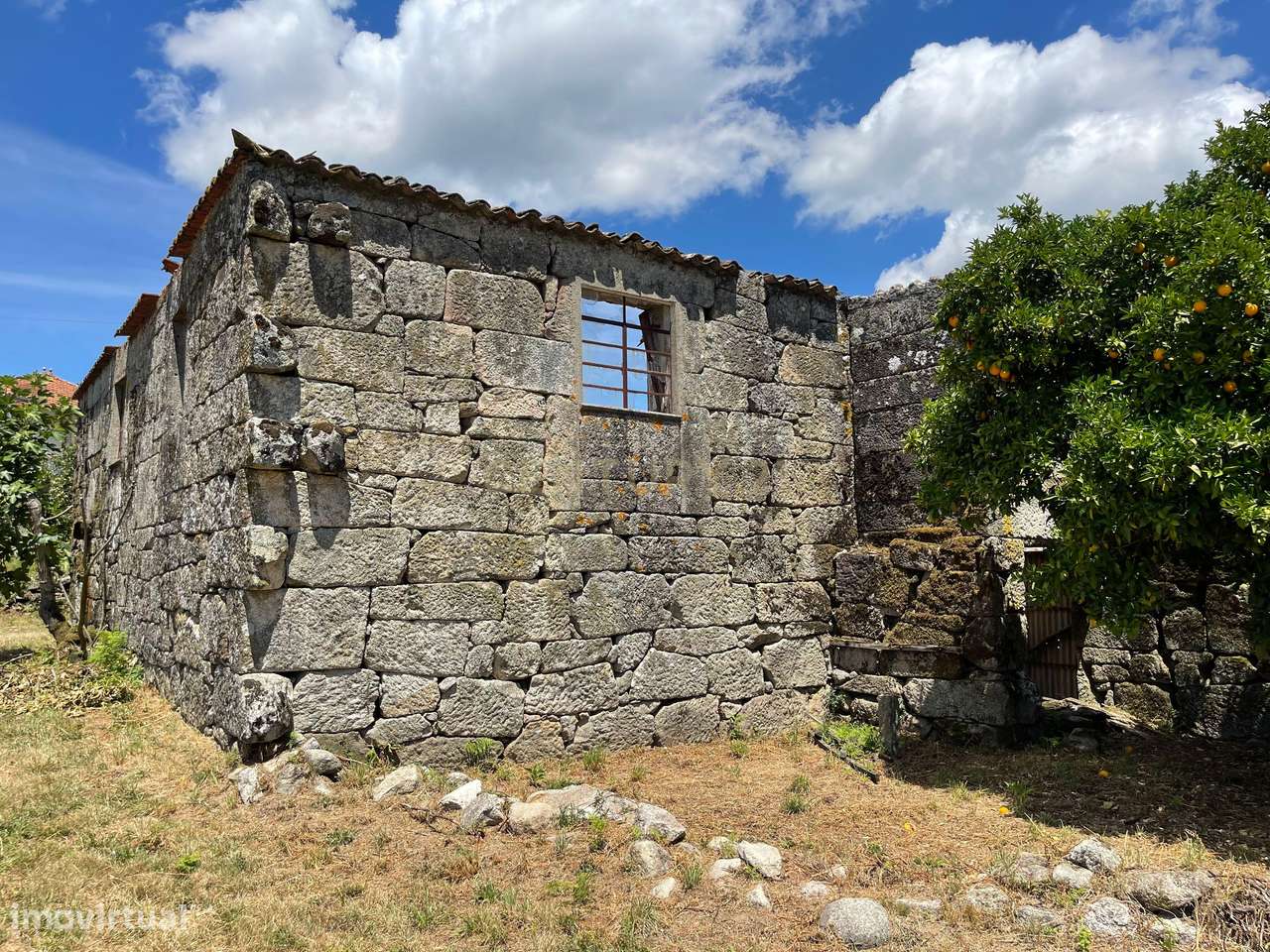 Moradia de 220 metros quadrados, construída em granito, a precisar de - Grande imagem: 5/19