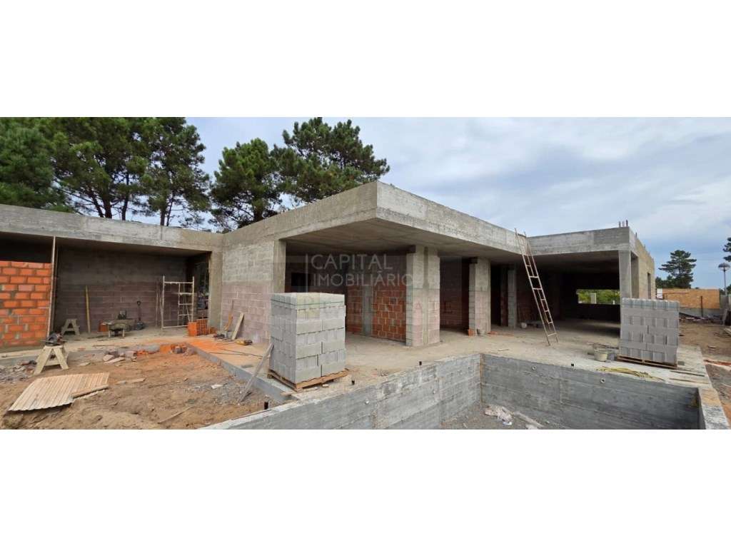 Moradia Isolada V3 em Construção localizada em Sesimbra-3