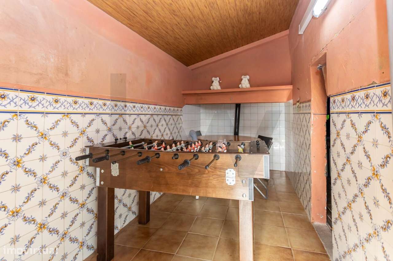 Moradia T2  com Garagem  e anexos inserida num lote de 1500 m2 de ter-31