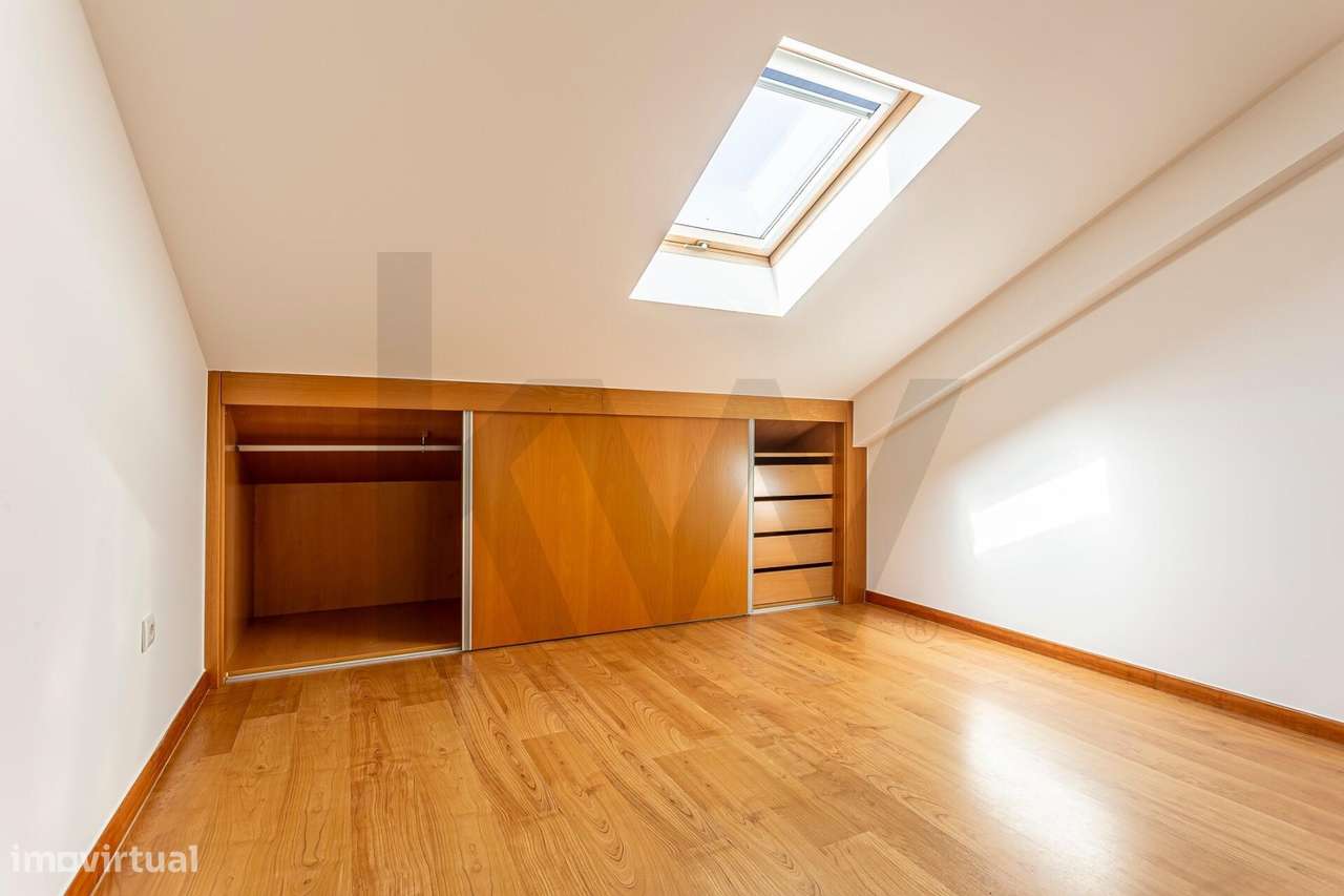 Apartamento T3 Duplex com aproveitamento superior | 5 Quartos | Garage-2