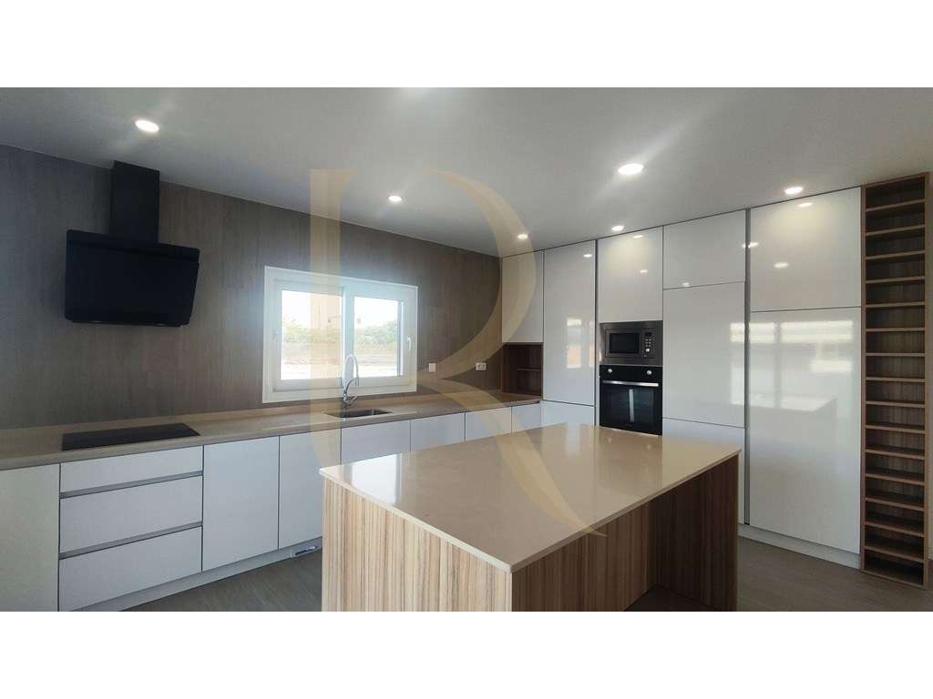 Moradia isolada térrea T4 com churrasqueira, parqueamento e garagem... - Grande imagem: 5/33