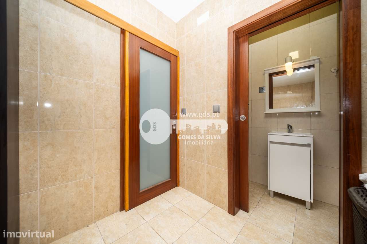 Moradia T3 com estabelecimento comercial em Dume, Braga-34