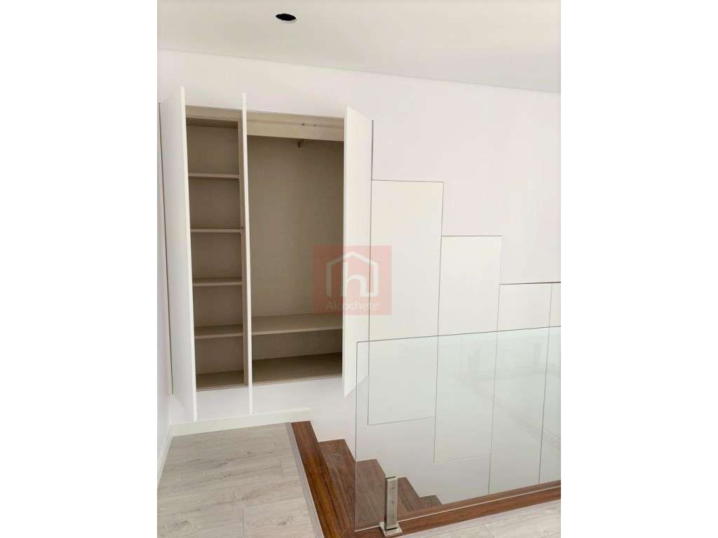 Apartamento T4 Duplex com garagem box no centro de Alcochete-17