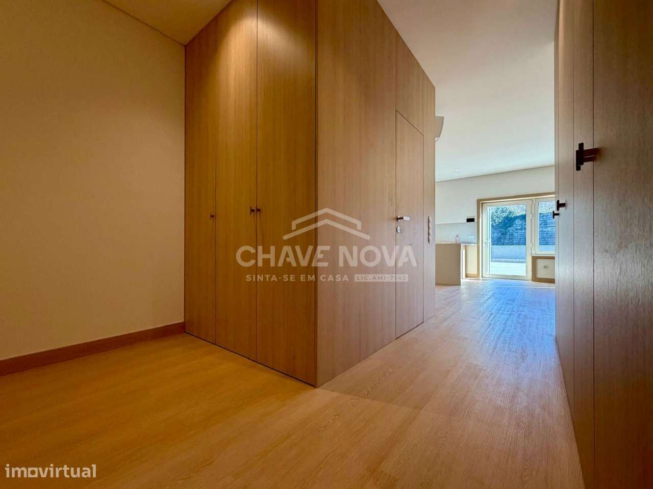 Apartamento T2 Renovado com Terraço e garagem Box-11