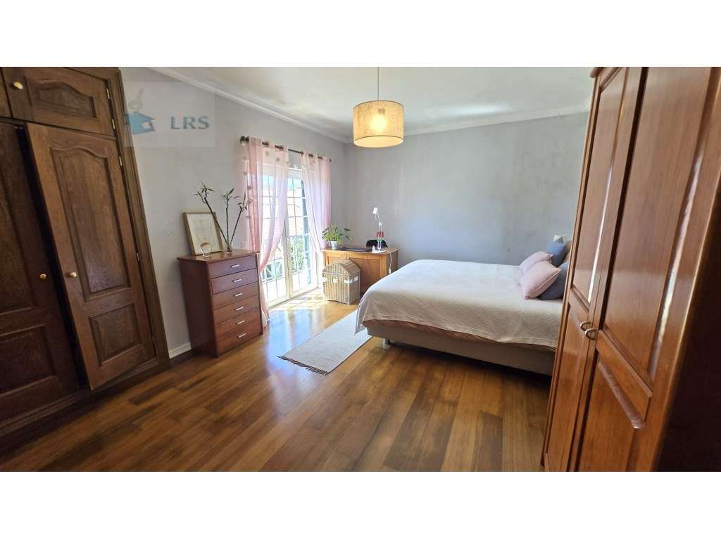 Moradia em Alcoitão - Excelente Oportunidade

Situada numa zona r...-25