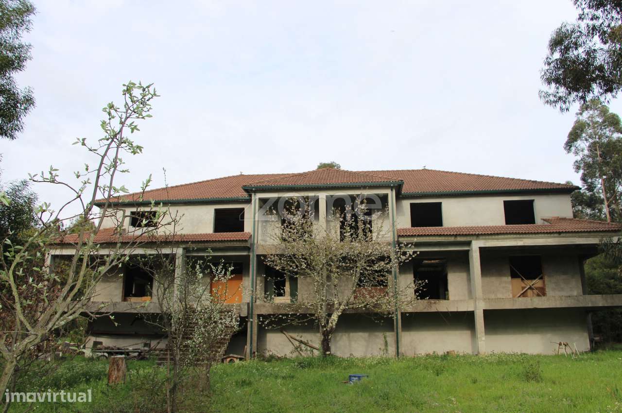 Moradia bifamiliar em construção com uma lago natural de nascente - Grande imagem: 3/30