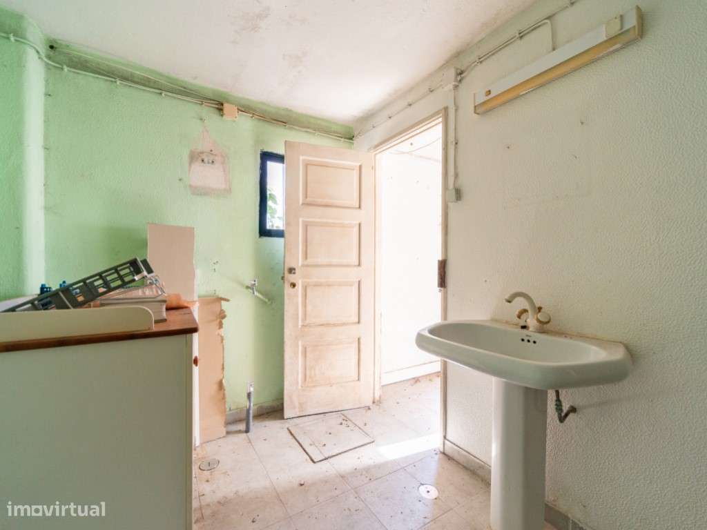 Moradia geminada de esquina em Caselas, com jardim e projecto aprovado-5