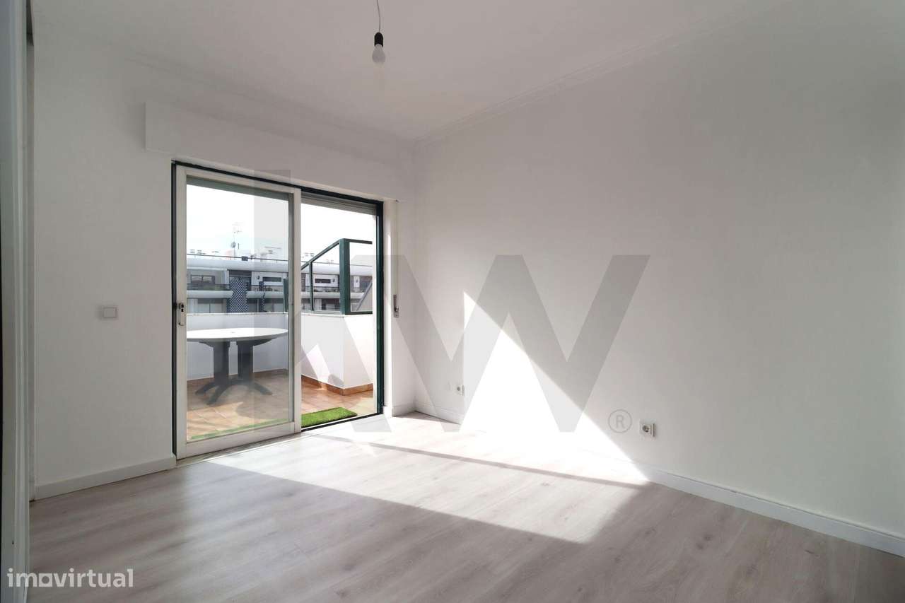 Apartamento T2 exclusivo no último piso do Edifício Royal com terraço-1