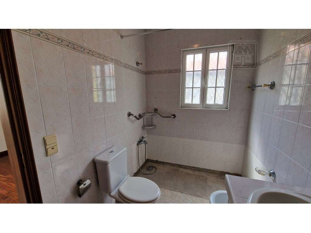 VENDA de MORADIA - VIVENDA T4+1 com Jardim e Garagem - Relva, Ponta...-43