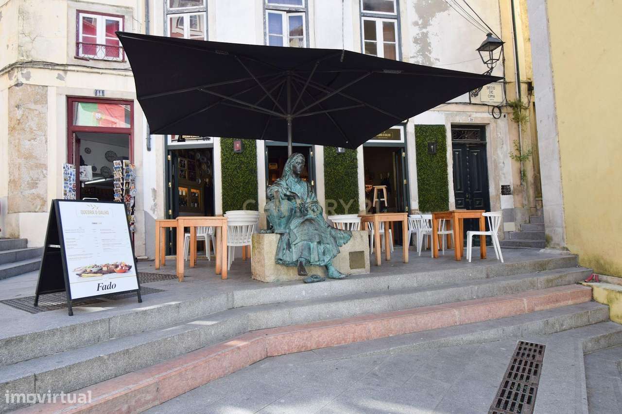 Prédio na emblemática Rua do Quebra Costas, no centro histórico de Coi-20