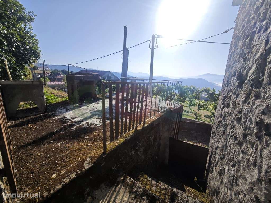 Moradia T3 com terreno em Vilar de Cunhas-19