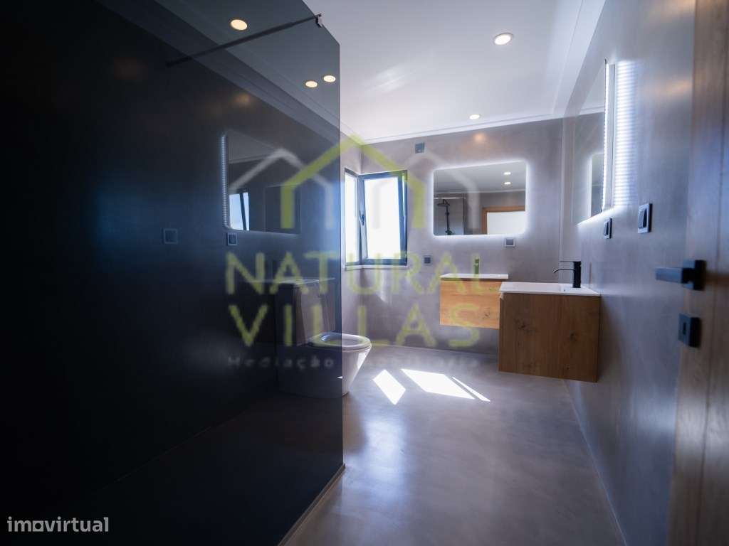 Moradia T5 com Piscina e Design Moderno em Fonte Santa-10