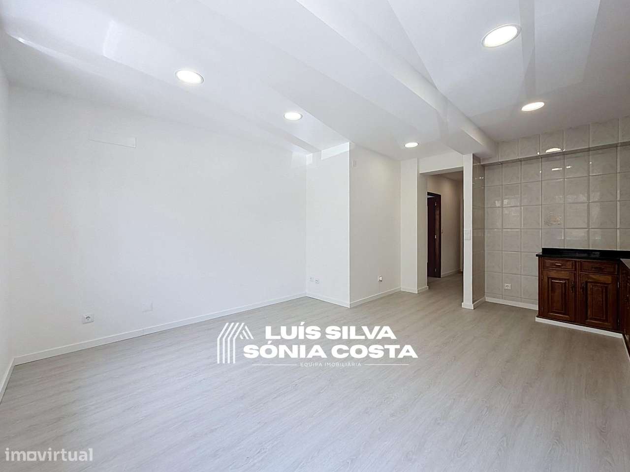 Apartamento T2 Semi-Remodelado c/ Garagem, Marquise & no Centro de...-10
