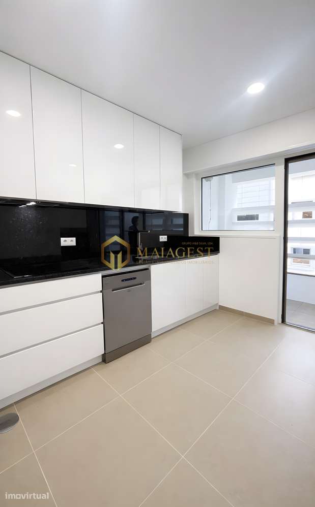 T2 Totalmente Renovado em Frente à Estação da Trindade - Grande imagem: 3/15