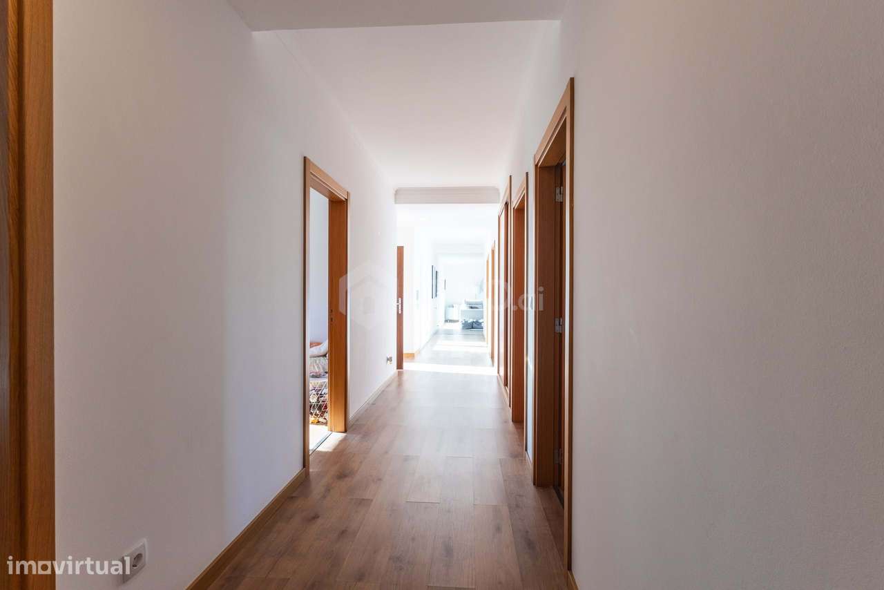 MORADIA T4 218M² EM TERRENO 1.044M² COM PISCINA EM CONDOMÍNIO GOLFE SA-42