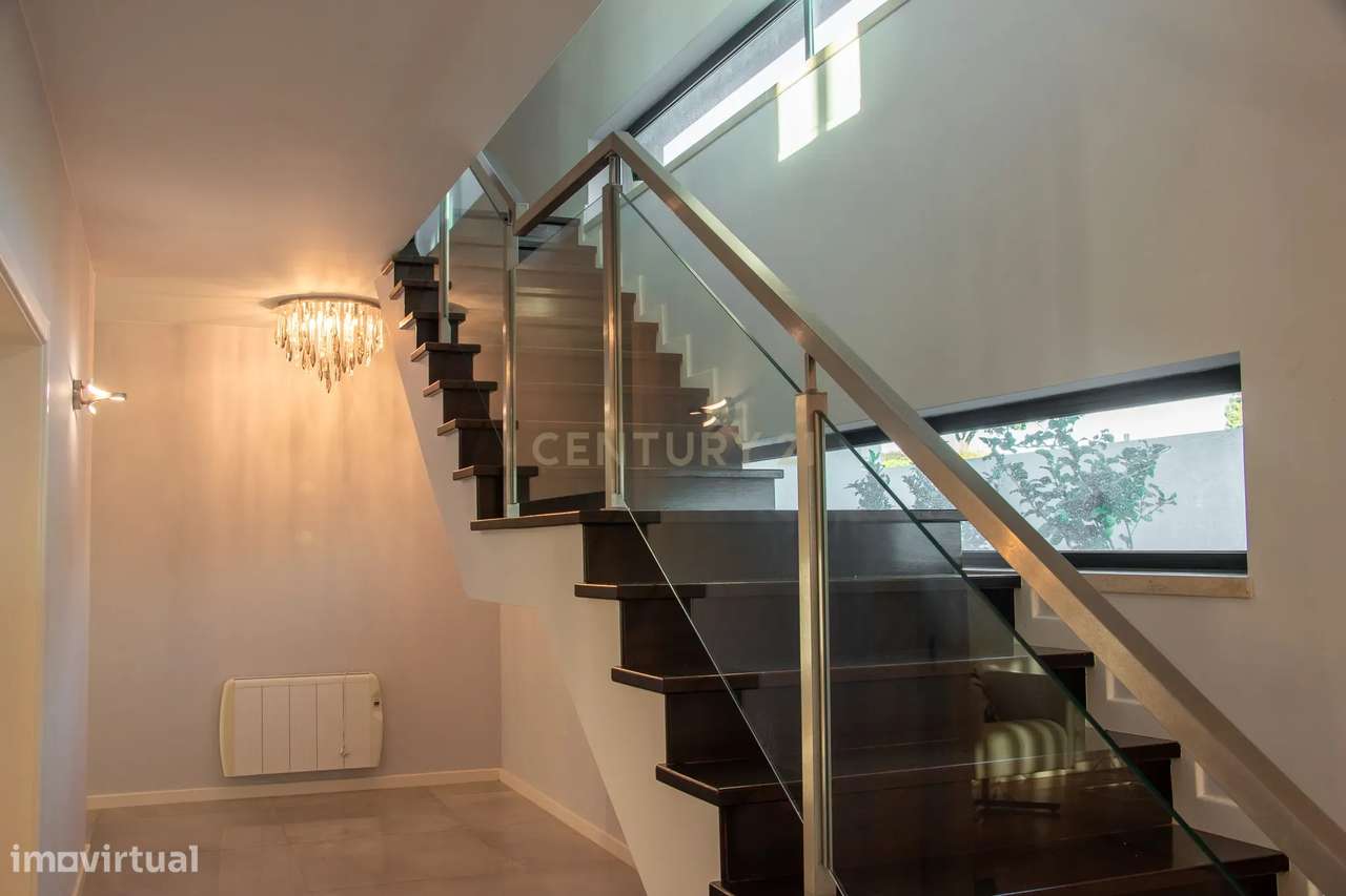 Viva o Luxo à Beira-Mar: Moradia Espetacular T5 com Piscina na Deslumb-25