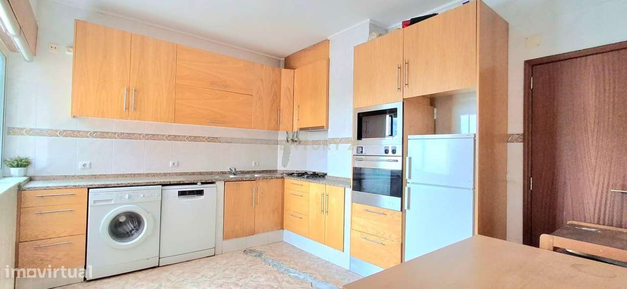Apartamento T3 na Rua Tomás Alcaide - Grande imagem: 2/31