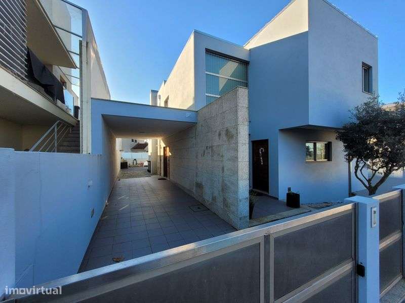 Moradia 4 frentes - T4 com Piscina Aquecida – Excelente - Grande imagem: 4/12