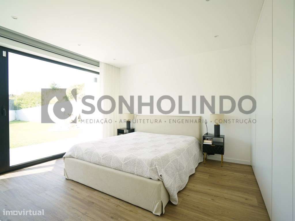 Moradia térrea de 4 frentes, inserida em lote de 700m2, ano de cons...-10