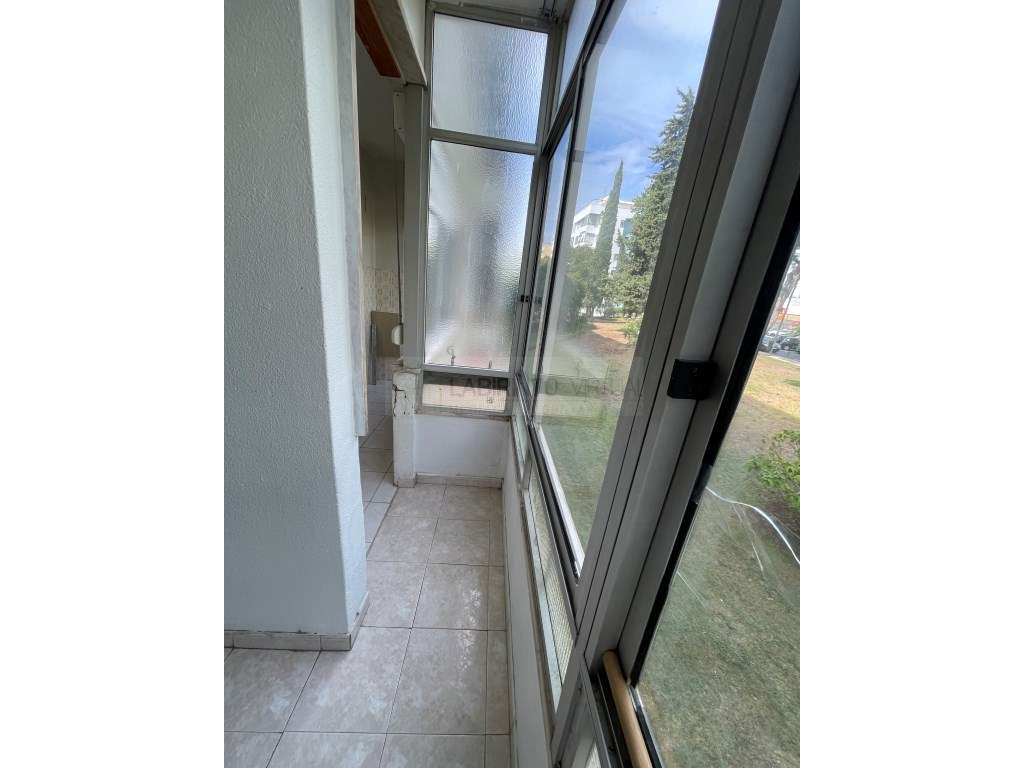 Vende-se T2 com varandas e arrecadação em Oeiras-5