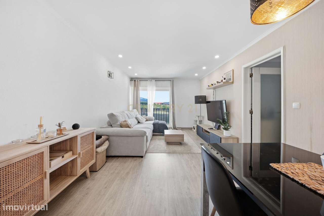 T3 em Santo António dos Cavaleiros, totalmente remodelado | Excelente-1