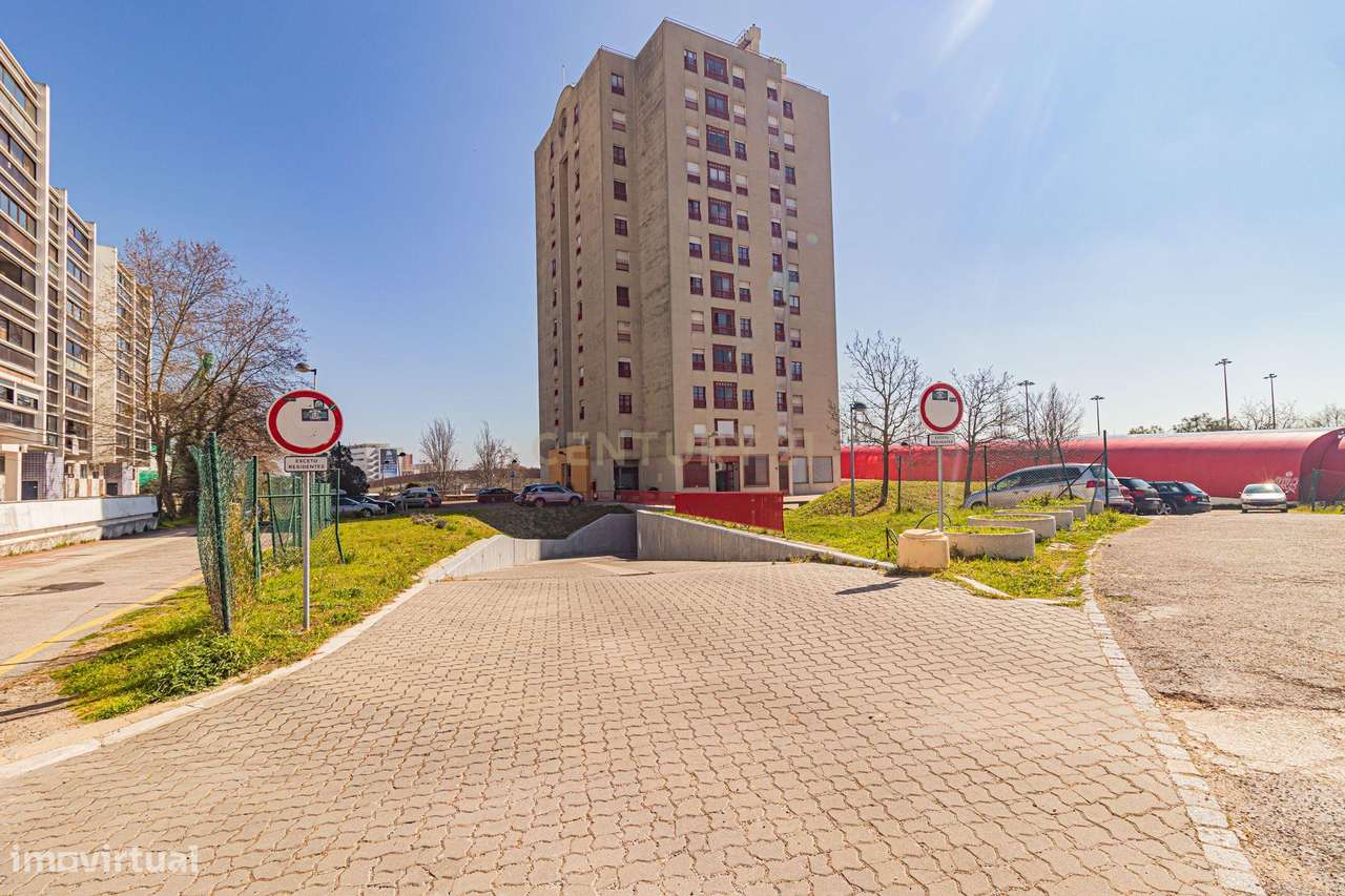 O Refúgio Perfeito em Telheiras – Luz, Conforto e Vista Desafogada-41