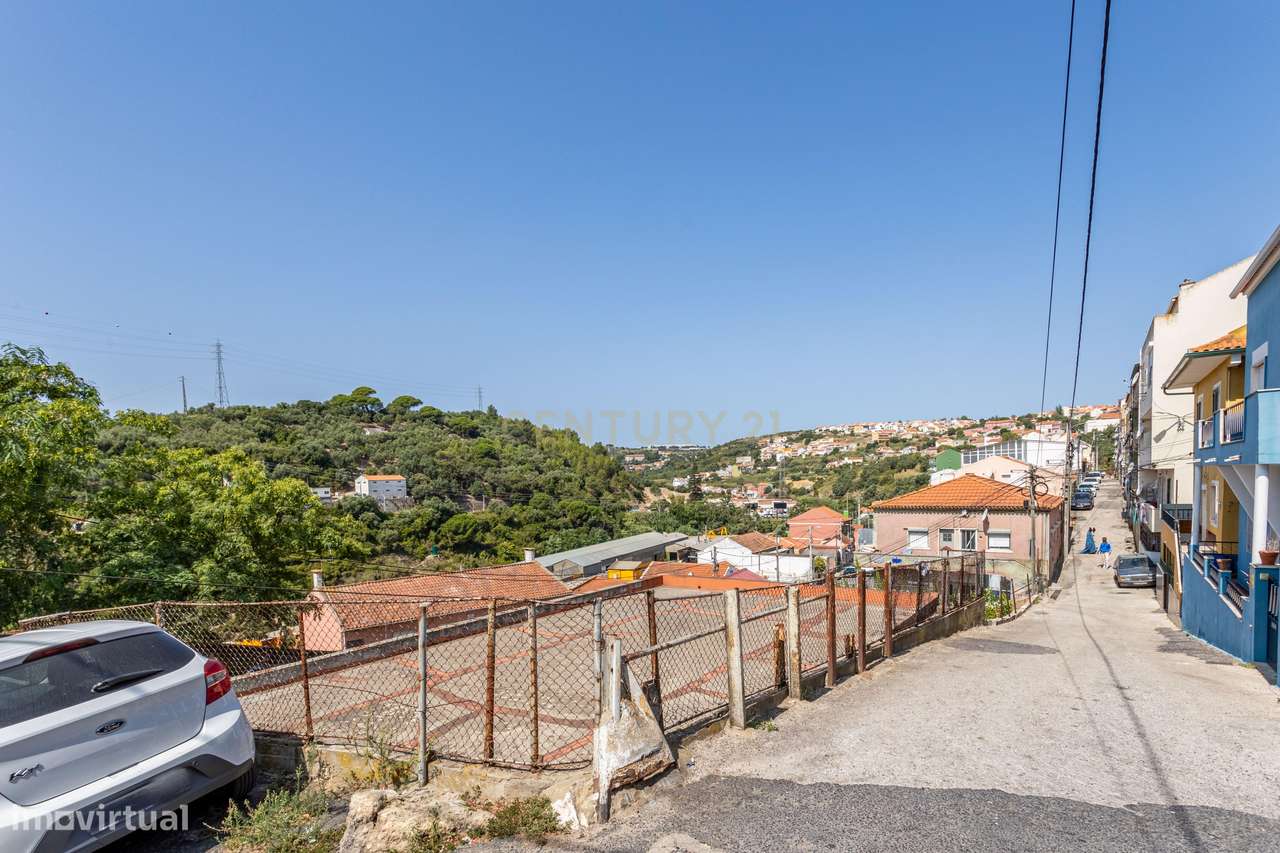 Prédio de 4 pisos com 8 frações no Catujal para investimento.-7