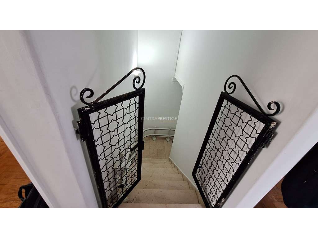 Moradia T4 com quintal e garagem em Algueirão-16