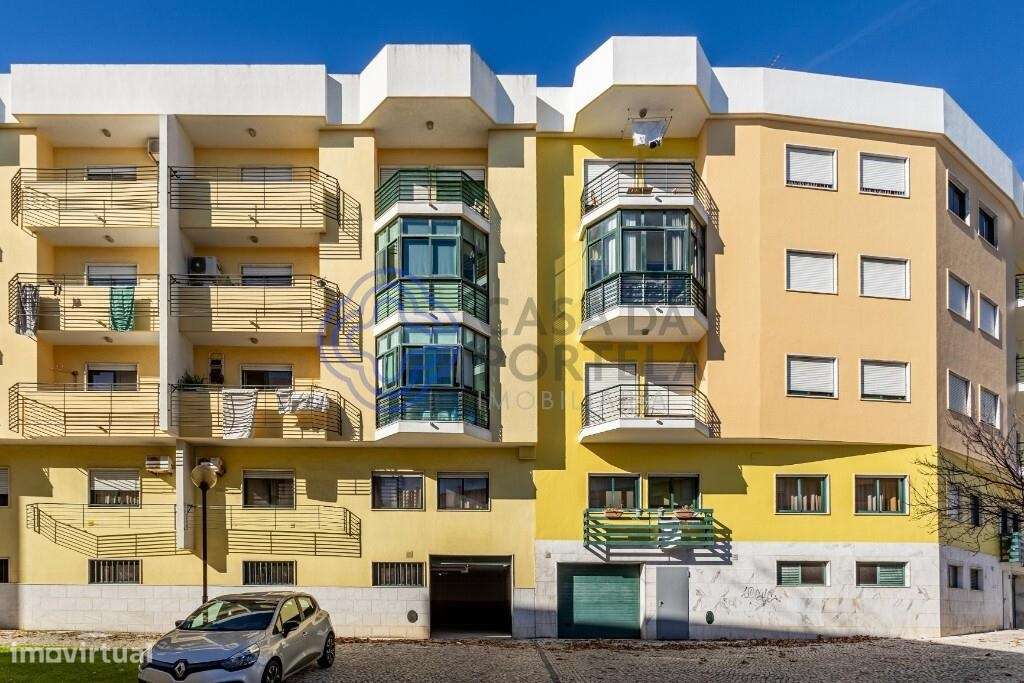 Amplo T3 com Suíte, Arrecadação e Parqueamento em Casais de Mem Martin - Grande imagem: 1/40