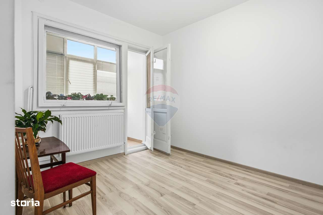 Apartament cu 3 camere de vânzare în zona Palat-3