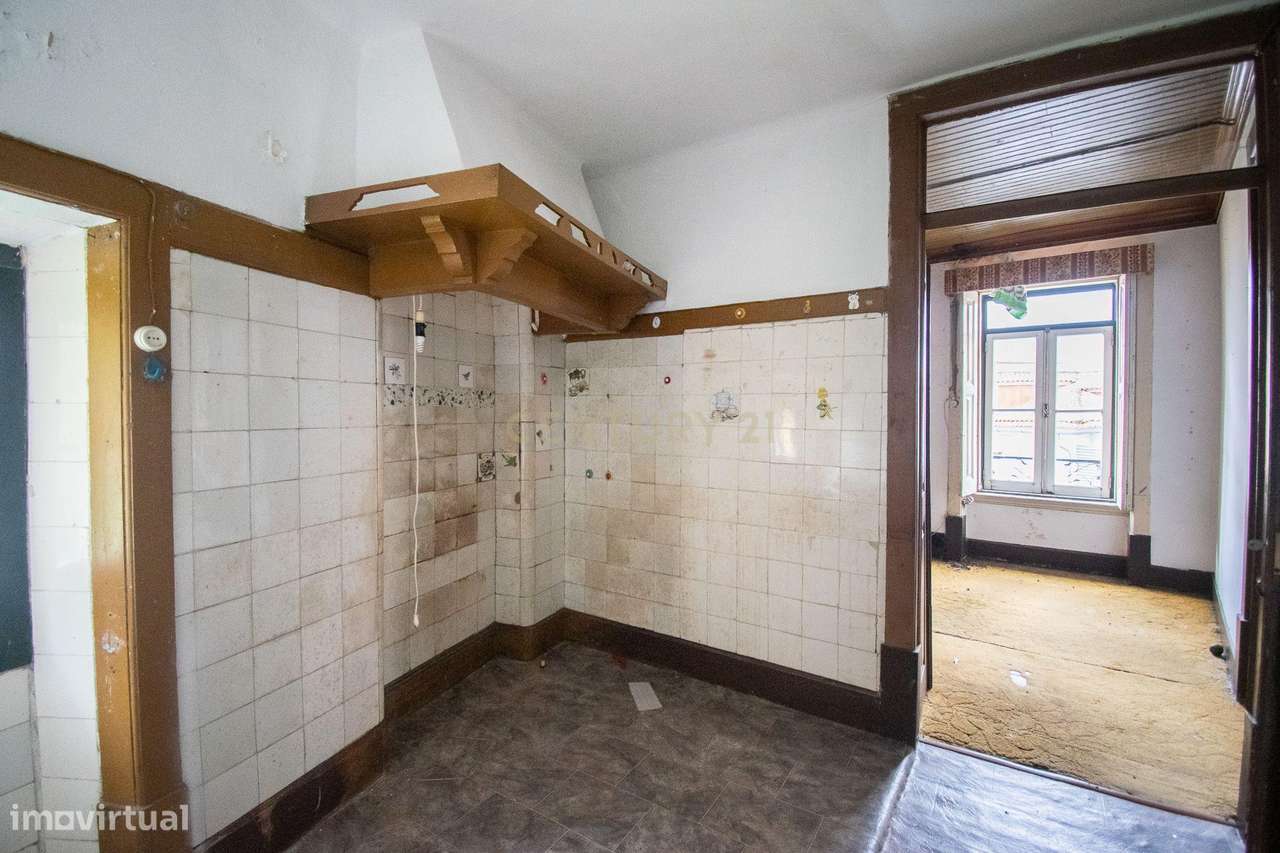 Prédio na emblemática Rua do Quebra Costas, no centro histórico de Coi-36