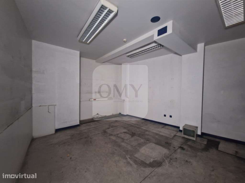 Loja com 2 frentes na Av. Aureliano Barrigas em Vila Real-11