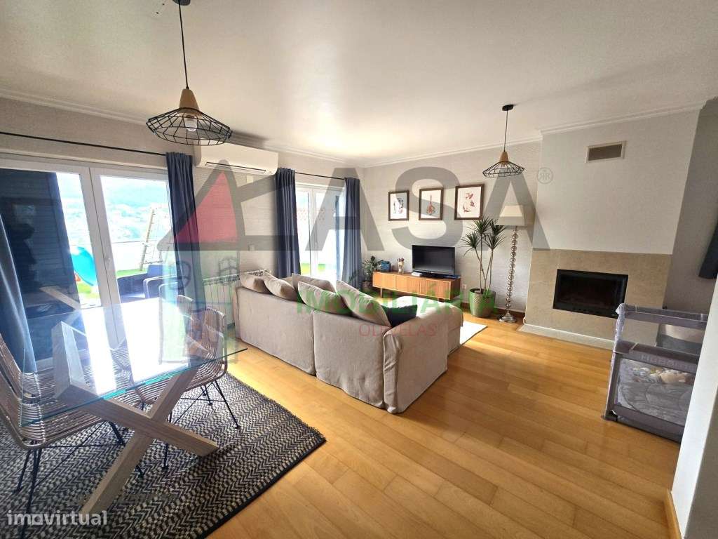 Moradia T4 com Terraço e Vista Desafogada em Loures-5