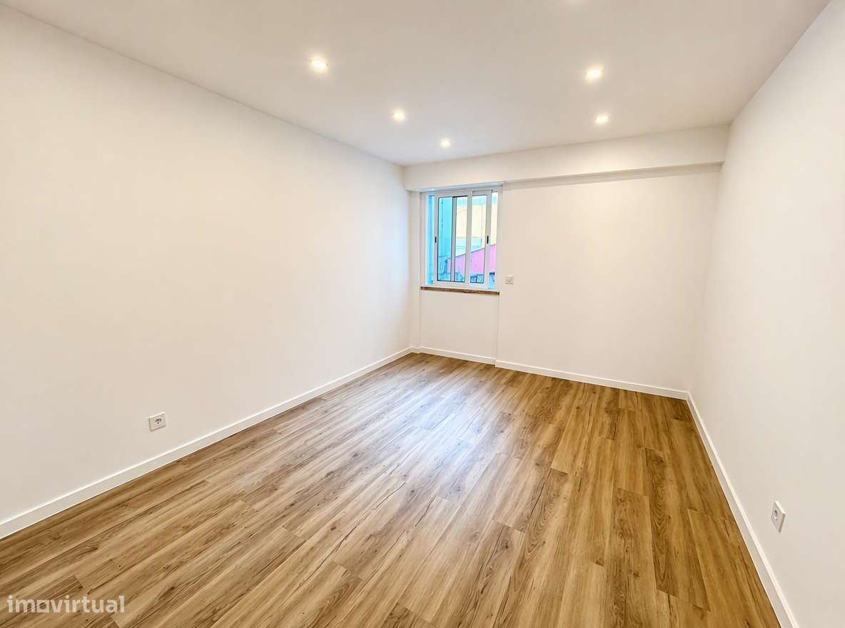 T2 Renovado na Brandoa - Excelentes Acessos-16